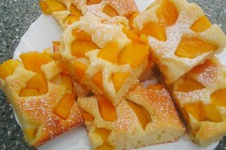 Boží buchta ze zakysané smetany s ovocem: Rychlý a osvěžující dezert, tentokrát broskvový