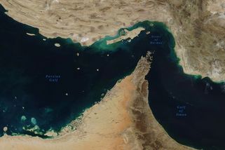 Znovuotevřeným Hormuzským průlivem proplouvá konvoj tankerů - Seznam Zprávy