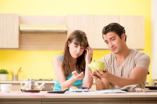 Nedostatek peněz na rodičovské dovolené. Kontrolující manžel