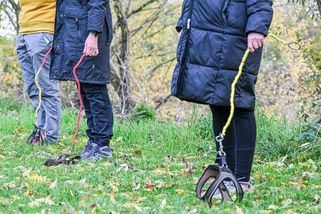 Venčení psa, který neexistuje? Neuvěřitelný trend dobývá parky i internet