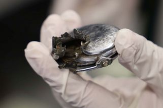 Komu patřily ty prostřelené hodinky? Čeští archeologové zkoumají věci obětí srebrenického masakru