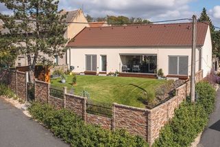 Maminčin domek zbourali a na jeho místě postavili dřevostavbu, ve které má útulný vejminek - Novinky