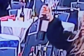 Žízeň se neptá. Dáma v černém si během evakuace ze sálu odnášela lahve alkoholu - Novinky