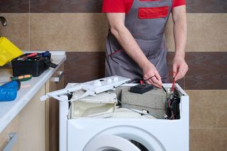 Testy praček (2026): Tyhle si nekupujte. Češi je kupují ve velkém, přitom často selhávají