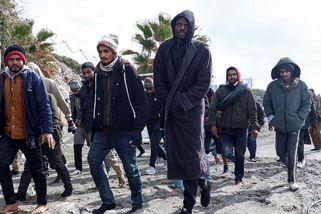 Migranti proti migrantům. Řecká policie zkouší drsnou praktiku - Novinky