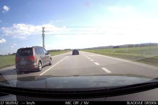 Řidič u Vodňan si počínal jako smyslů zbavený. Hazard se životy zachytila kamera - Novinky