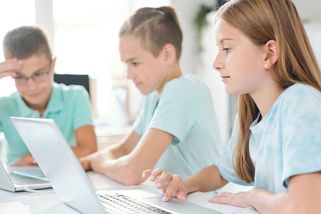 Píše úkoly a pomáhá při testech. S AI fixlují v Česku zástupy středoškoláků