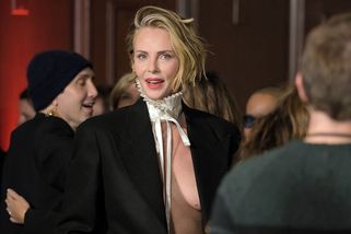 Charlize Theron přišla bez trička i podprsenky. Lidé ji teď posílají na kožní