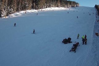 Sjezdovka plná lidí, ale nikdo se neozval. Policie hledá svědky tragické srážky lyžařů v Harrachově - Novinky