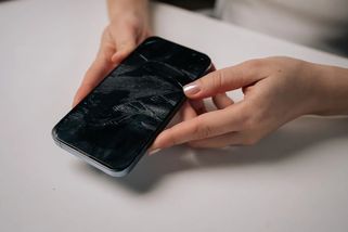 Učitelka poškodila zabavený mobilní telefon a odmítá nahradit škodu: "Není to můj problém, neměli ho do školy tahat"