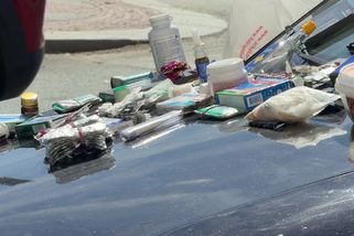 Řidičův únik před policií zastavila nehoda. Papíry neměl, zato vezl v tašce úplnou „lékárnu“ - Novinky