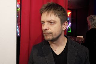 Diváci zuří z nového filmu Jiřího Stracha, kde hraje Mádl sebevraha