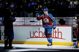 NHL | Nečas se v kanadském bodování NHL dotáhl na Pastrňáka, oba mají na dosah velkou metu - Sport.cz