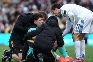 Nevybíravý atak zezadu. Krejčí skončil v bolestech, trenér mluví o zranění jako při autonehodě - Sport.cz