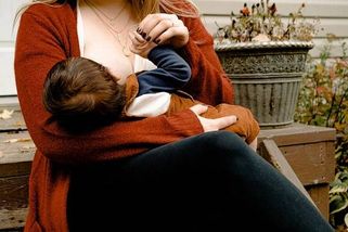 Vy nikdy kojit nebudete. Češky do umělé výživy tlačí už sestry v porodnicích