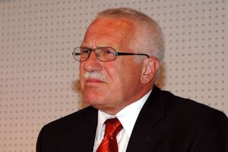 Vyzvedněte si toho strejdu, než začne blouznit. Kl...