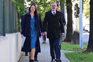 Petr Fiala s manželkou oslavili výročí svatby: Podívejte se, s jakým darem se expremiér vytáhl