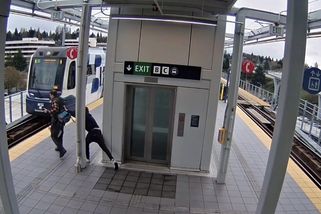 Děsivý pokus o vraždu: Útočník strčil muže na nástupišti v Seattlu pod vlak - Novinky