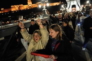 Tak velký mejdan, až musely zavřít metro. Orbánova porážka se slavila do noci - Seznam Zprávy