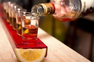 Češi přestávají pít tvrdý alkohol. Výrobci lihovin hlásí poloviční prodeje - Novinky