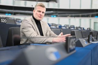 Motoristé sobě, násilí sobě? Nenávist vůči novinářce Rychlíkové odhaluje temné dno české politiky