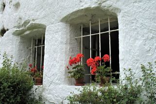 Chudina u nás žila v jeskyních ještě za bolševika. Pozůstatky skalních bytů hyzdí krajinu dodnes - Médium.cz