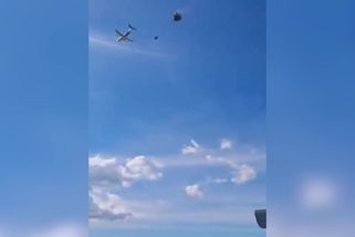 Spadlo ze 300 metrů. Vojáci ve Španělsku zničili obrněné vozidlo při nacvičování výsadku z letadla - Novinky