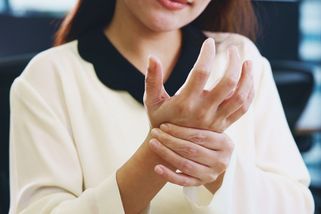 Syndrom karpálního tunelu není jen z práce na počítači. K lékaři jděte včas, hrozí trvalé poškození ruky - Proženy.cz