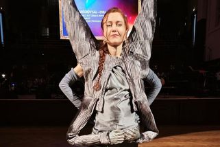 Režisérka Eva Toulová opět šokovala. V extravagantním modelu měla čtyři ruce