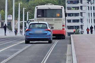 I přes zákaz. Lidé nadávají na auta na novém Dvoreckém mostě v Praze - Novinky