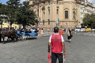 Deštníkáři v centru Prahy našli nový trik, jak vydělat na turistech - Seznam Zprávy