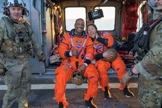 Posádka Artemis II se po desetidenní misi vrátila bezpečně na Zemi - Seznam Zprávy