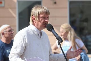 Estonský politik Rain Epler má účes jako král Kazisvět. Vidí v něm i panáčka z oblíbené stavebnice - Super.cz