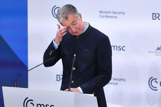 Práce na silné Evropě nezačaly dobře. Šéf konference v Mnichově se na závěr před všemi rozplakal - Novinky