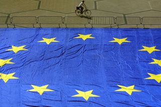 EU schválila půjčku Ukrajině a balík protiruských sankcí - Novinky