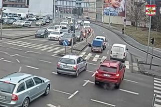 Žena v Brně se rozběhla na červenou přímo před rozjetá auta a jedno ji smetlo. Policisté ukázali video - Novinky