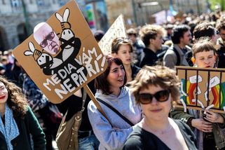 „Oto, pojď ven,“ žádali studenti Klempíře. Za média jich protestovaly tisíce - Seznam Zprávy