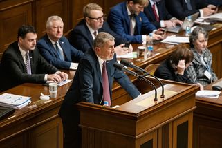 Zařídil jsem 300 milionů pro nemocnici, chlubil se Babiš ve Sněmovně. Lžete, rozčiloval se Hřib