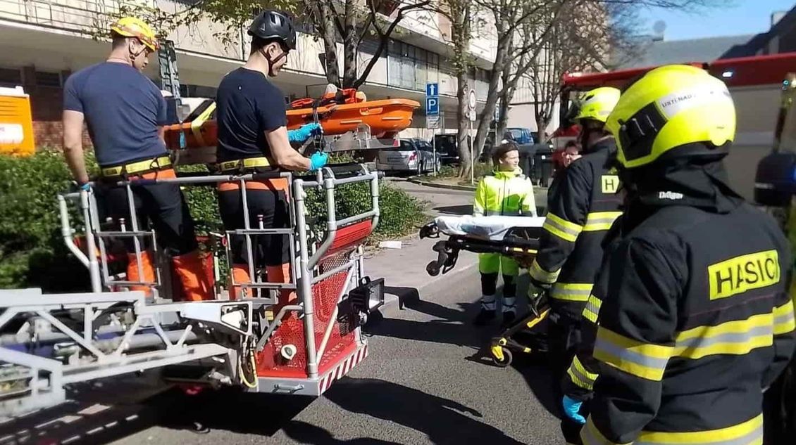 Pád z výšky si vyžádal náročnou záchranu | hasici.cz