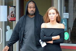 Zepředu nudné černé legíny, ale zezadu! Bianca Censori dráždila pruhem mezi půlkami