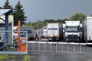 Pracovník hrozil lahví benzínu kvůli mzdě. Policie nově stíhá jednatele firmy - Seznam Zprávy