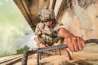 Americký voják vsadil na pád Madura a vydělal miliony. Teď čelí obvinění z insider tradingu