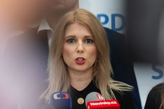 „Pouze jsem si odskočila.“ Poslankyně SPD v době jednání Sněmovny nakupovala. Strana ji hájí