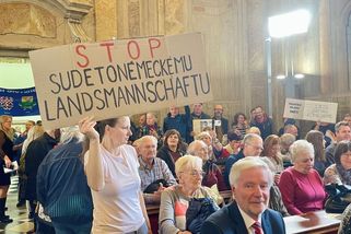 Pozvali sudetské Němce, čelí výhrůžkám. Protestující míří na Němou barikádu - Seznam Zprávy