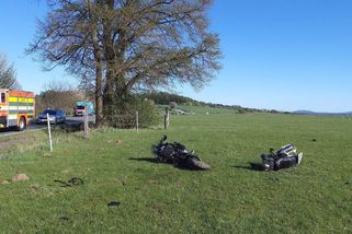 Motorkář narazil na Orlickoústecku do betonového mostku a skončil na pastvině. Letěl pro něj vrtulník - Novinky