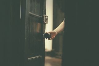 Lidé, kteří pouští druhé ve dveřích, mají podle psychologů vyvinutý společný typ inteligence - Médium.cz