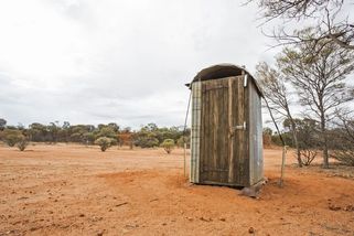 Pod Australankou se prolomila podlaha latríny. V páchnoucí jámě strávila tři hodiny - Novinky