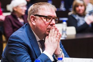 Juchelka chválil oslavu internetové televize. Lidé mu psali o dnu a že by se měl stydět. Ministr uvedl, že ho to nezraňuje