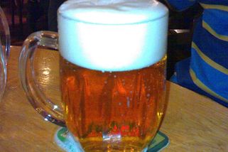 V restauraci jsem zaplatila účet za celý stůl. Když jsem se zvedla, číšník mě tiše zastavil - Médium.cz