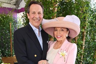 Joan Collins vypadá na padesát: S manželem o 32 let mladší tvoří hvězdný pár!